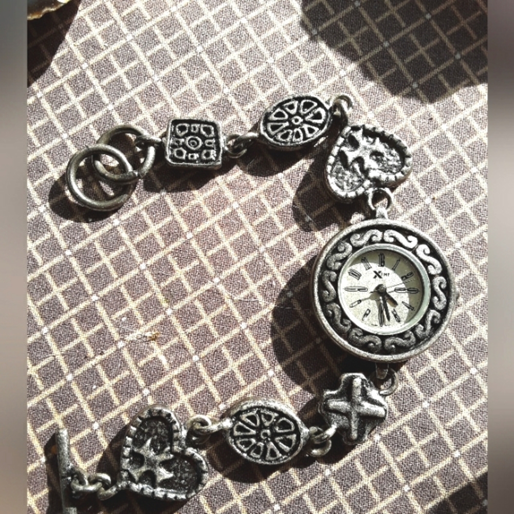 Silver tone women's watch, braclet style, needs battery..